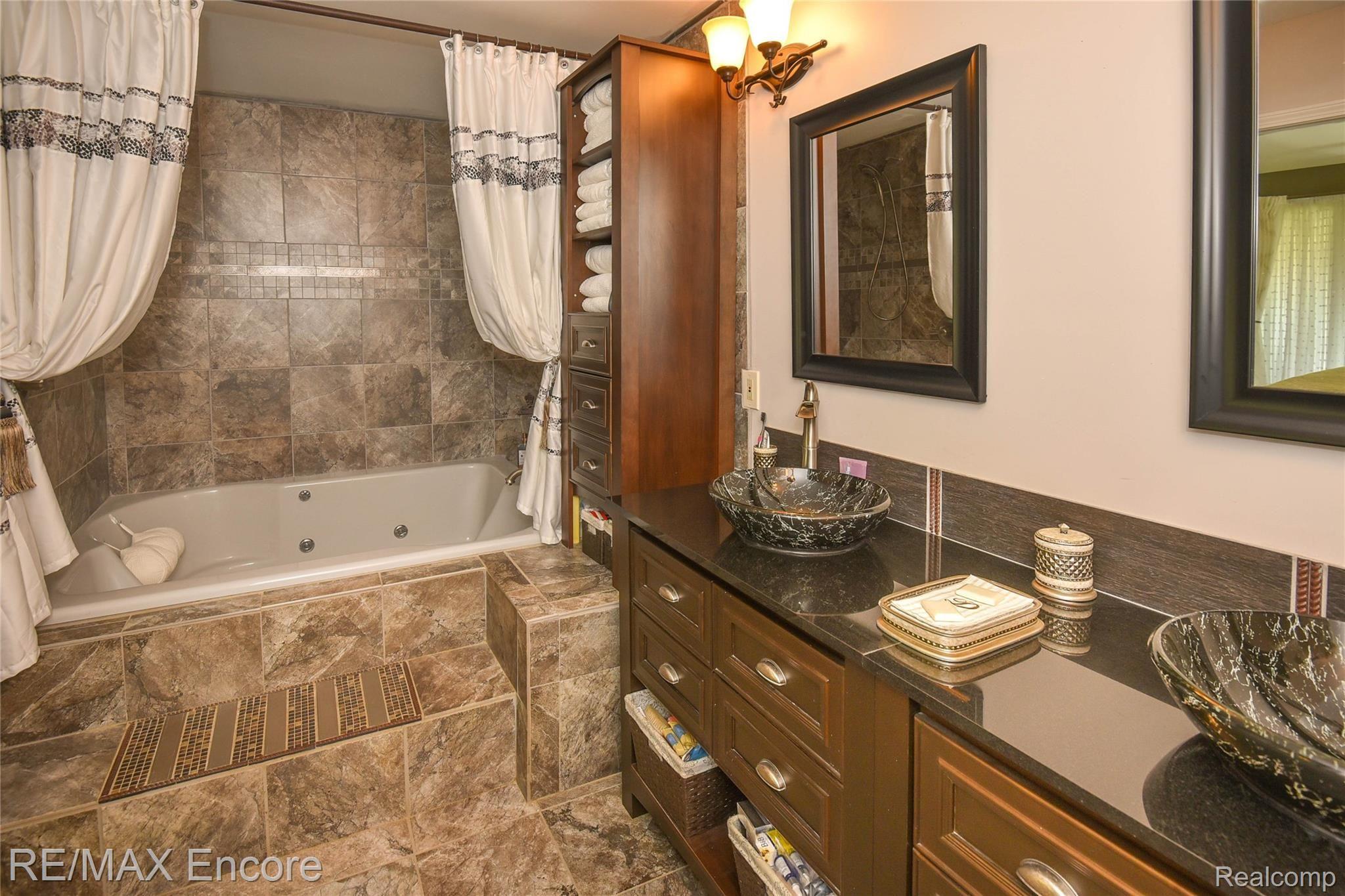 6274 Washburn Road Goodrich, MI 48438 - Photo 56 of 96 Master Bedroom and Bath (9).jpg