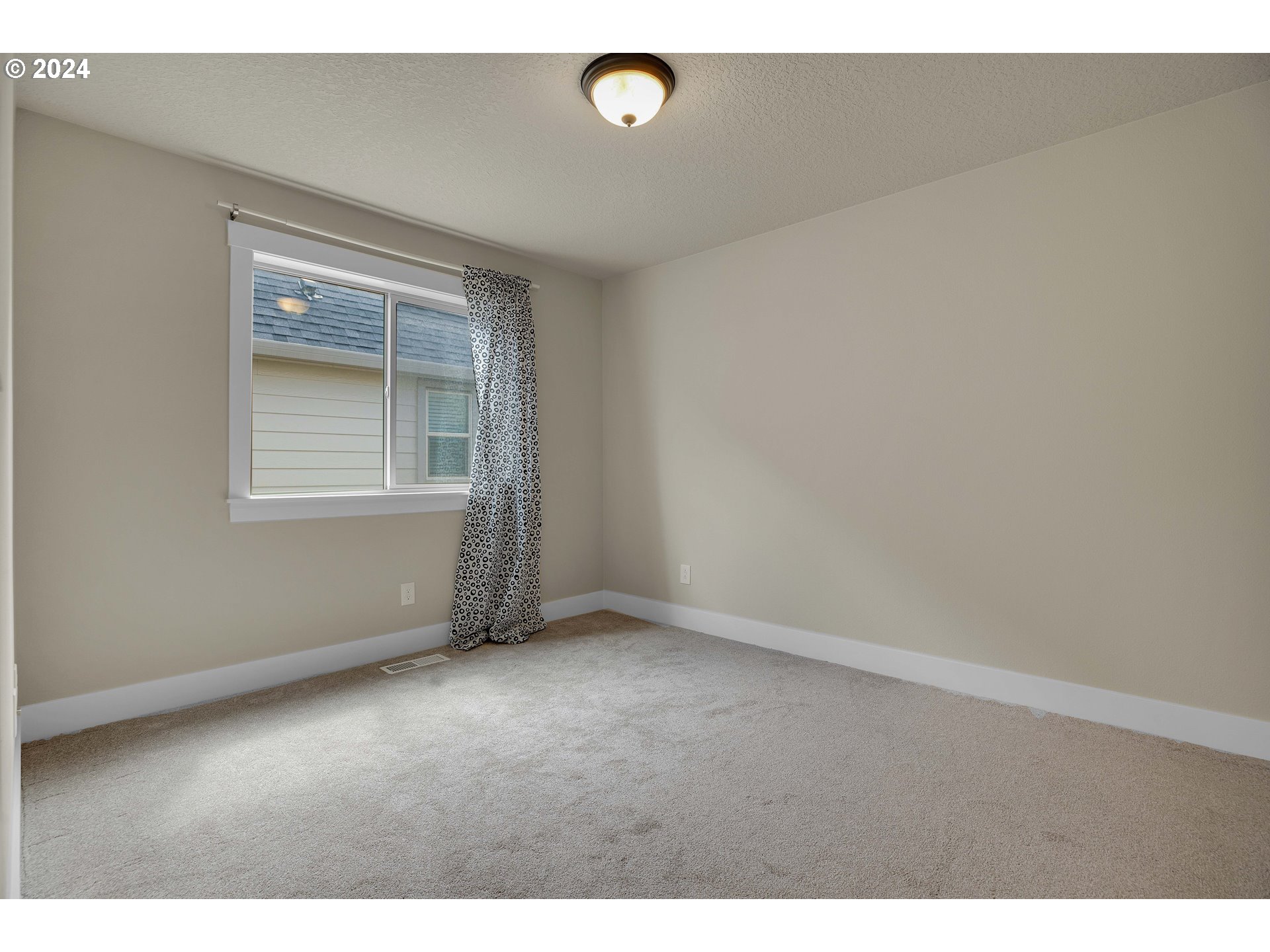 16937 Southwest Friendly Lane Beaverton, OR 97007 - Photo 34 of 44 an empty room with windows