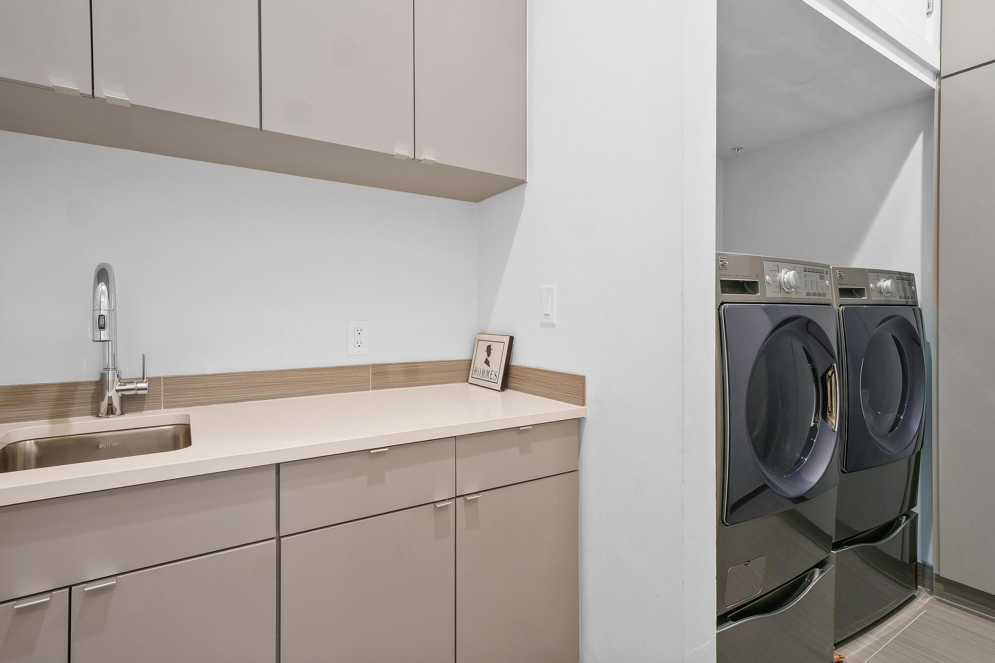 555 East 5th Street, Unit 3022 Austin, TX 78701 - Photo 33 of 40 Washroom with a sink and washing machine and clothes dryer