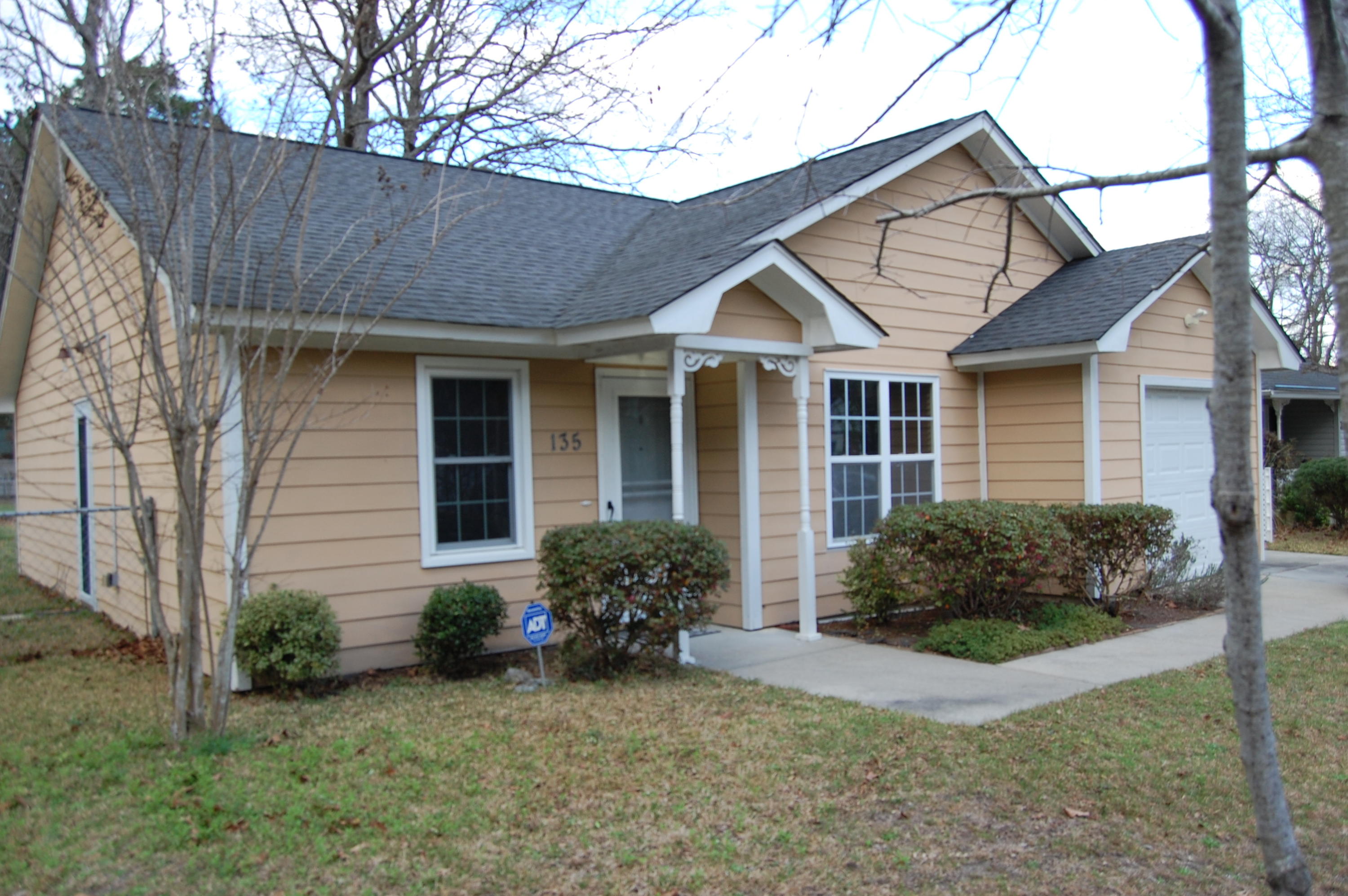 135 Manchester Road Summerville, SC 29486 - Photo 3 of 19 DSC_0058