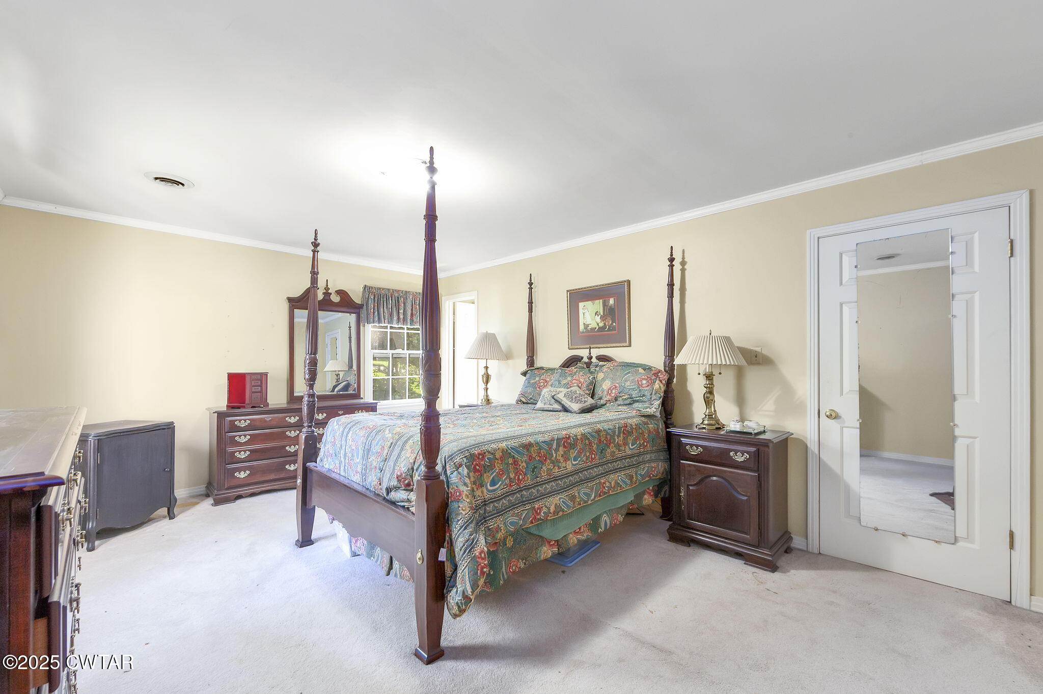 189 Valley Oak Loop Jackson, TN 38305 - Photo 12 of 22 a bed room with furniture and a lamp