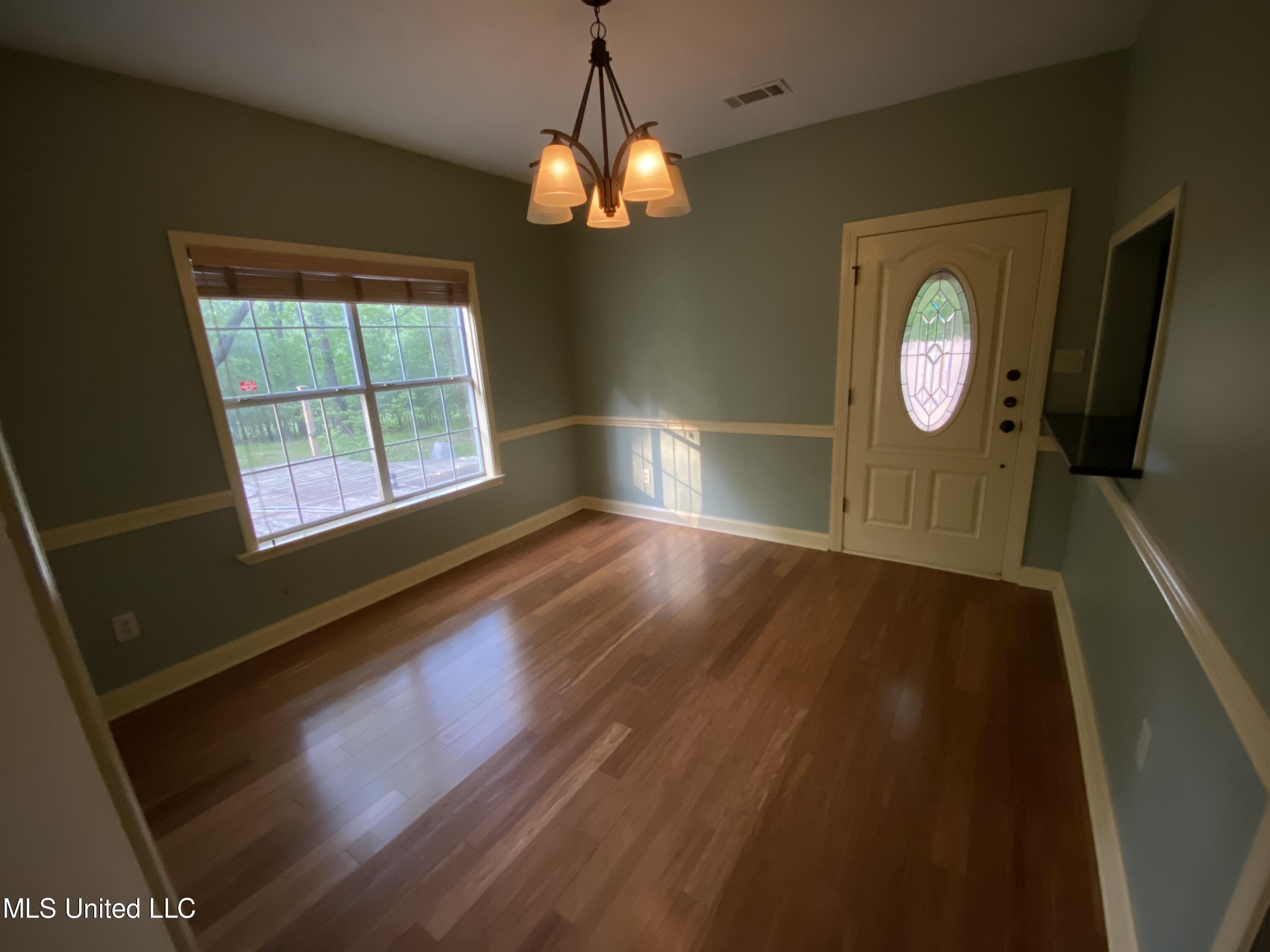 274 Pine Tree Lane Ridgeland, MS 39157 - Photo 11 of 48 274 Pine Tree dining area