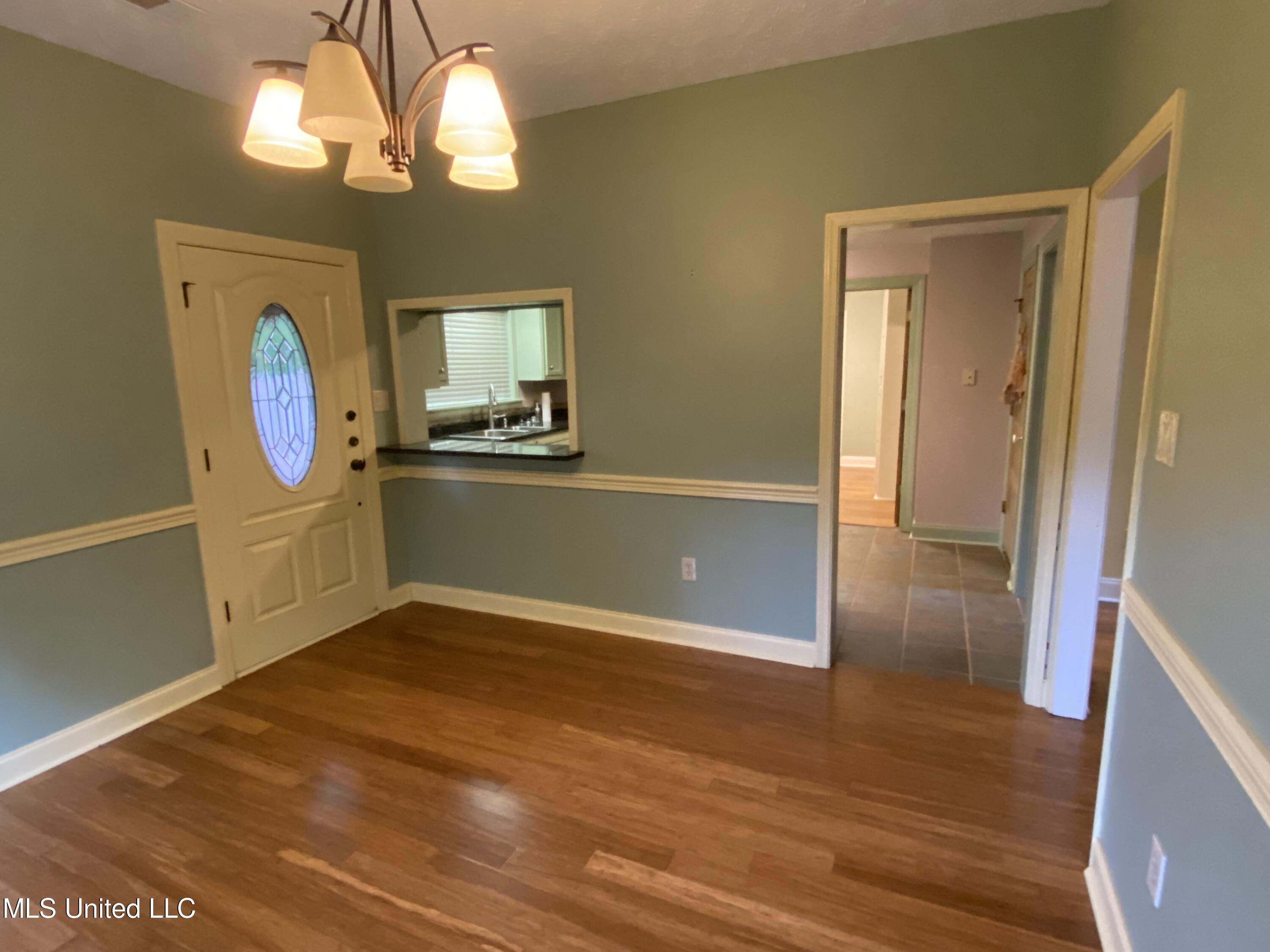 274 Pine Tree Lane Ridgeland, MS 39157 - Photo 12 of 48 274 Pine Tree dining to kitchen