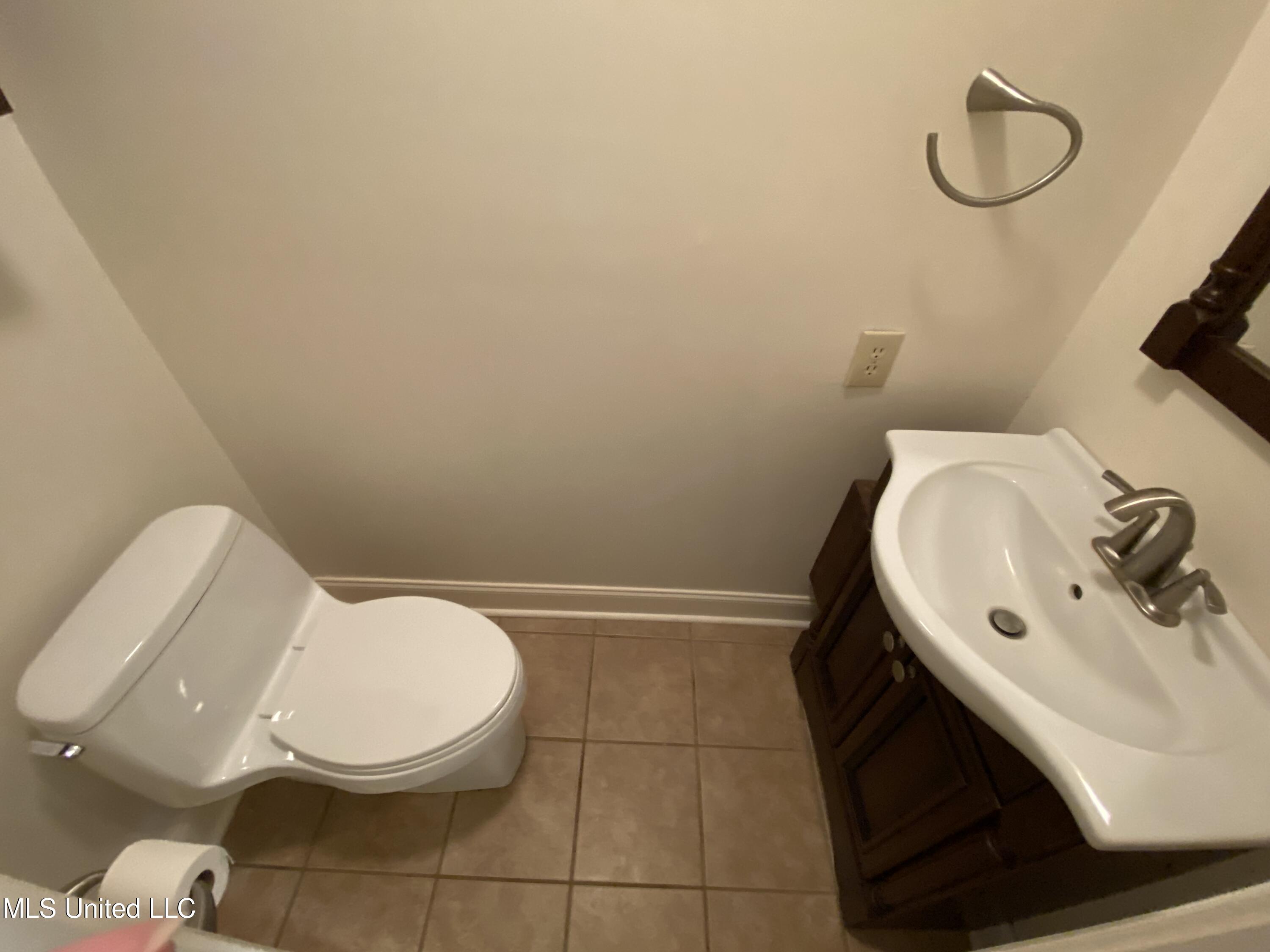 274 Pine Tree Lane Ridgeland, MS 39157 - Photo 21 of 48 274 Pine Tree half bath