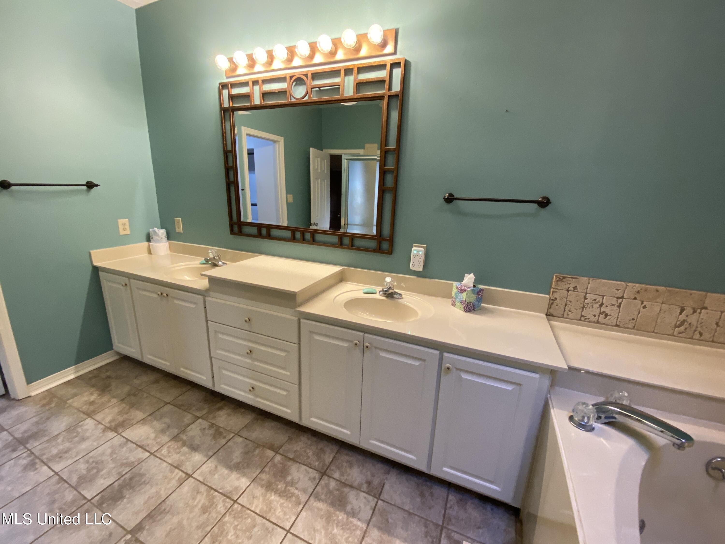 274 Pine Tree Lane Ridgeland, MS 39157 - Photo 26 of 48 274 Pine Tree master bath 2