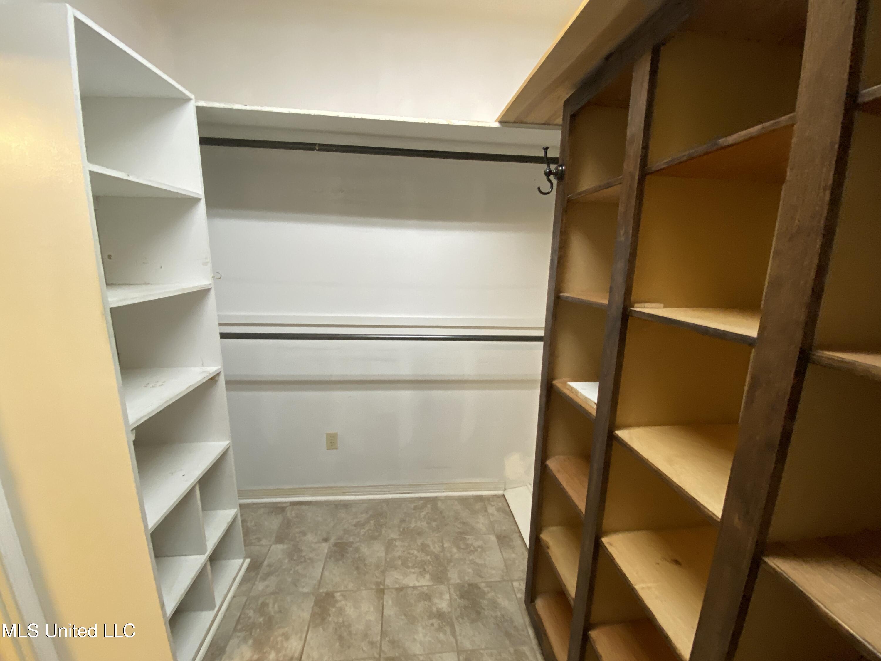 274 Pine Tree Lane Ridgeland, MS 39157 - Photo 28 of 48 274 Pine Tree master closet 2
