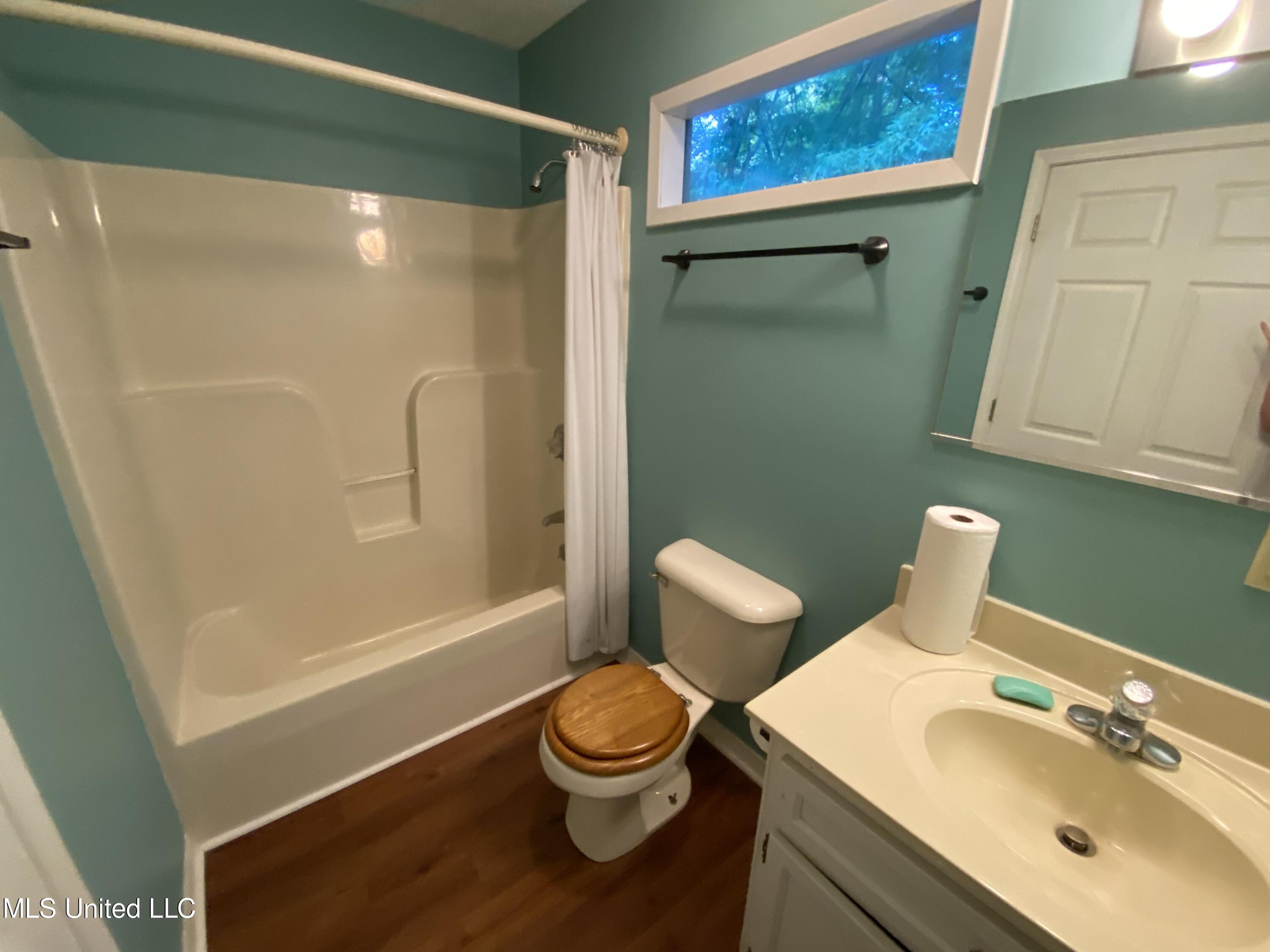274 Pine Tree Lane Ridgeland, MS 39157 - Photo 32 of 48 274 Pine Tree upstairs bath
