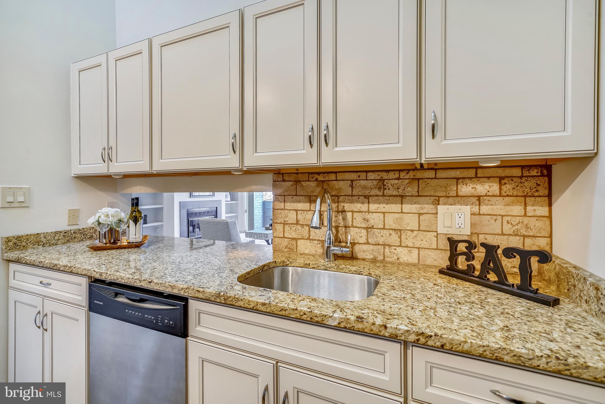 5590 Vantage Point Road, Unit 9 Columbia, MD 21044 - Photo 9 of 38 Beautiful solid wood cabinets.