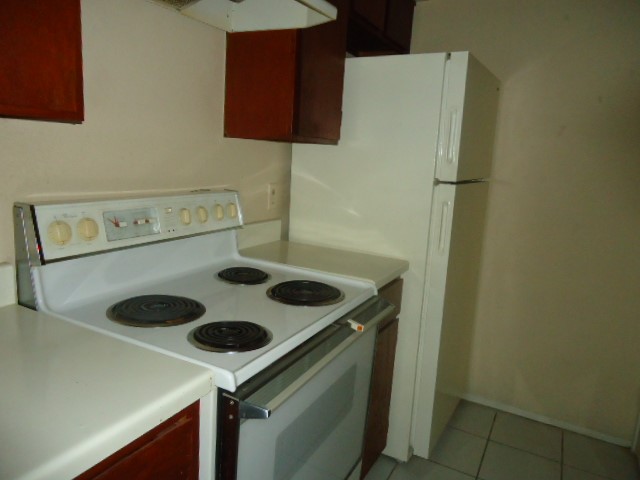 12500 Sandpiper Drive, Unit 186 Houston, TX 77035 - Photo 7 of 10 a kitchen with a sink a stove and refrigerator