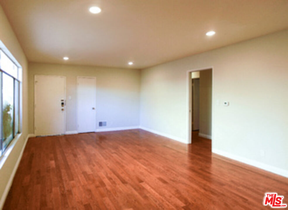 1323 South Ridgeley Drive, Unit 2 Los Angeles, CA 90019 - Photo 3 of 11 a view of an empty room