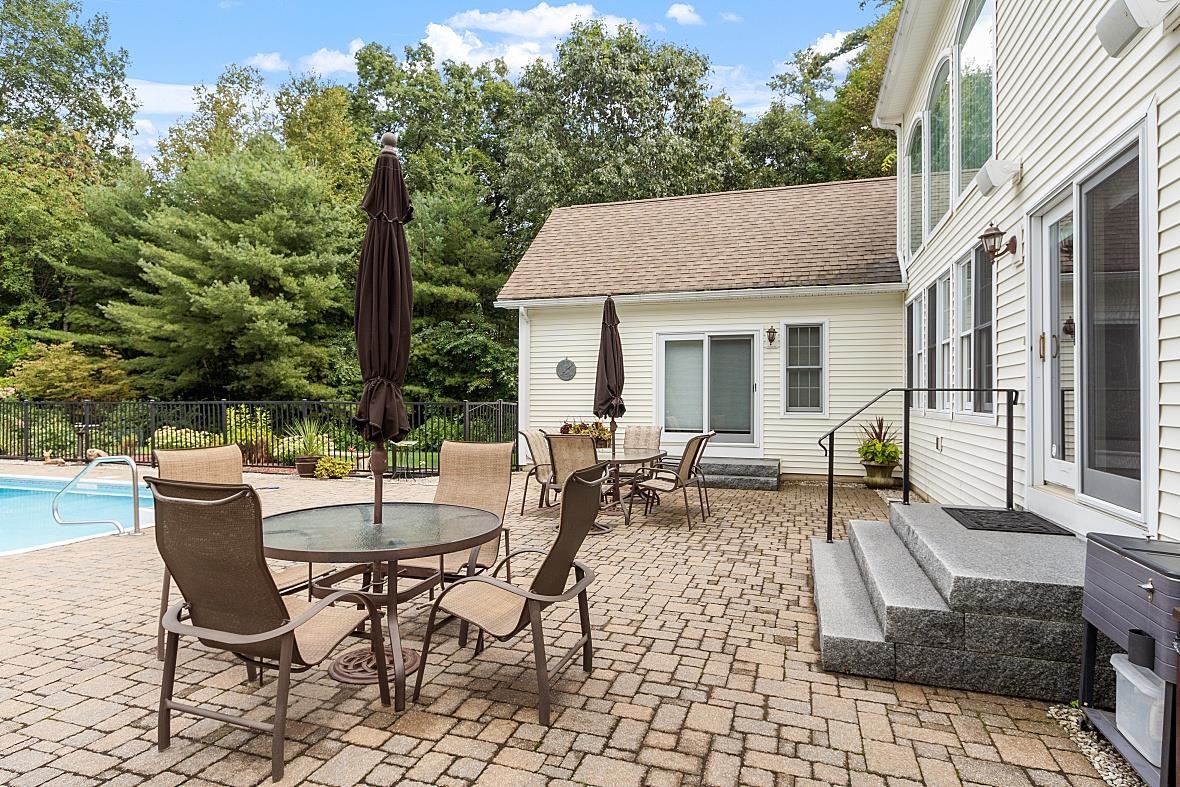 94 Island Pond Road Derry, NH 03038 - Photo 29 of 40