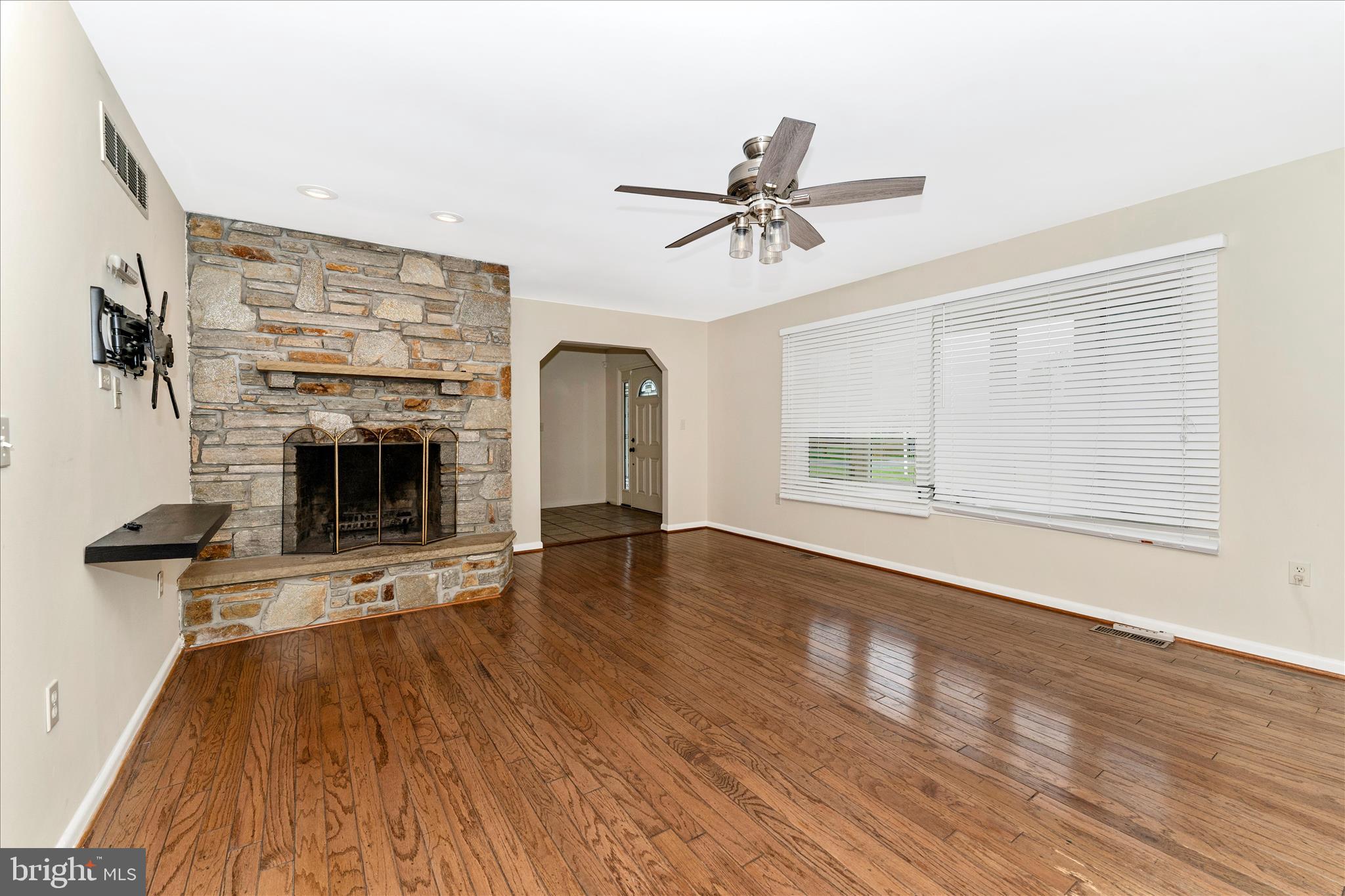 7023 Runkles Road Mount Airy, MD 21771 - Photo 4 of 49 Living Room