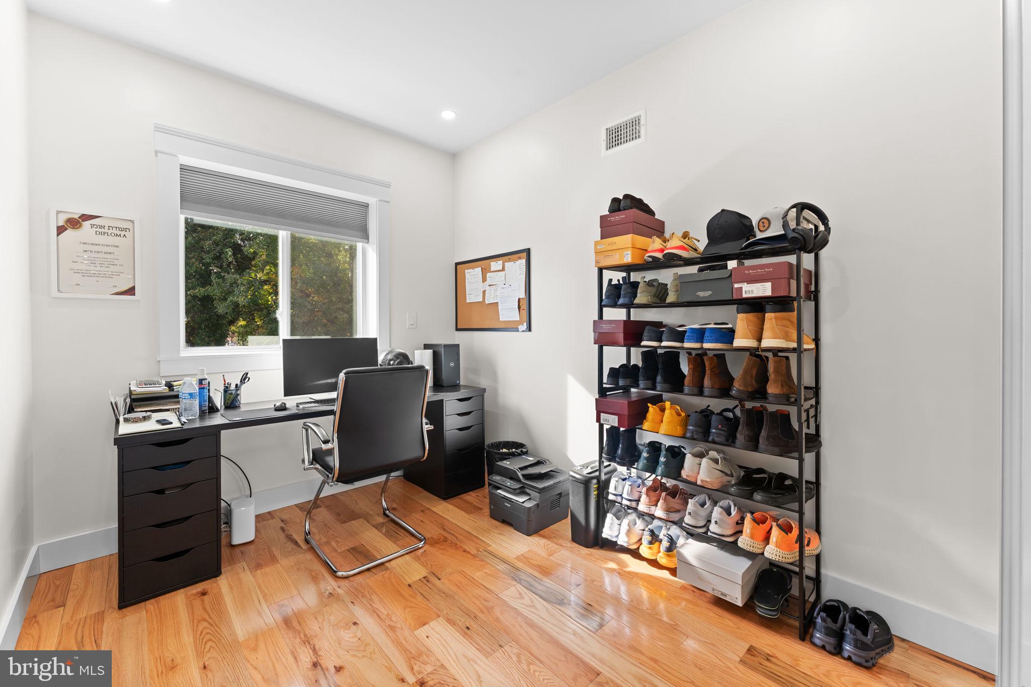 9975 Woodfern Road Philadelphia, PA 19115 - Photo 22 of 35 a bedroom with a workspace