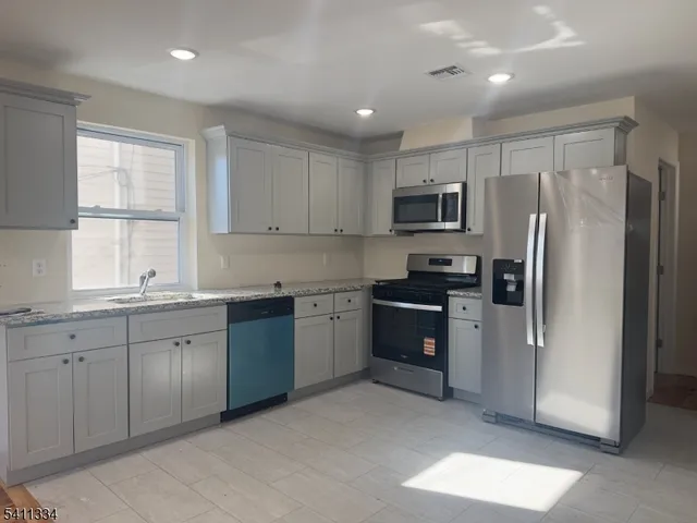 $2,850 | 487 South 18th Street, Unit 2, Newark, NJ 07103