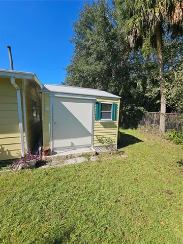 a view of a backyard