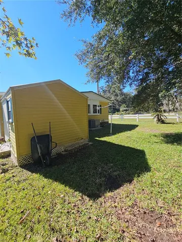 a view of a back yard