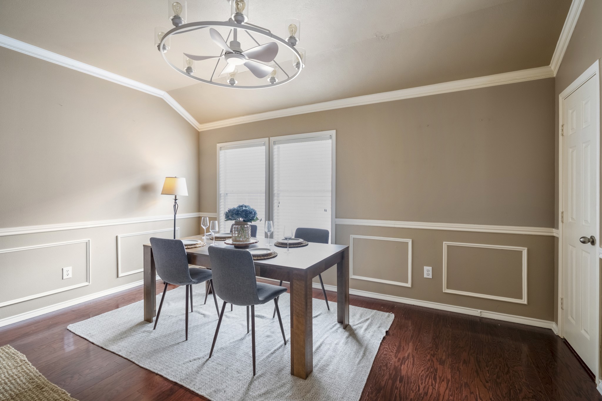 3209 Chenevert Street Houston, TX 77004 - Photo 25 of 32 Comfortable dining space ideal for entertaining in this Midtown Houston townhouse.