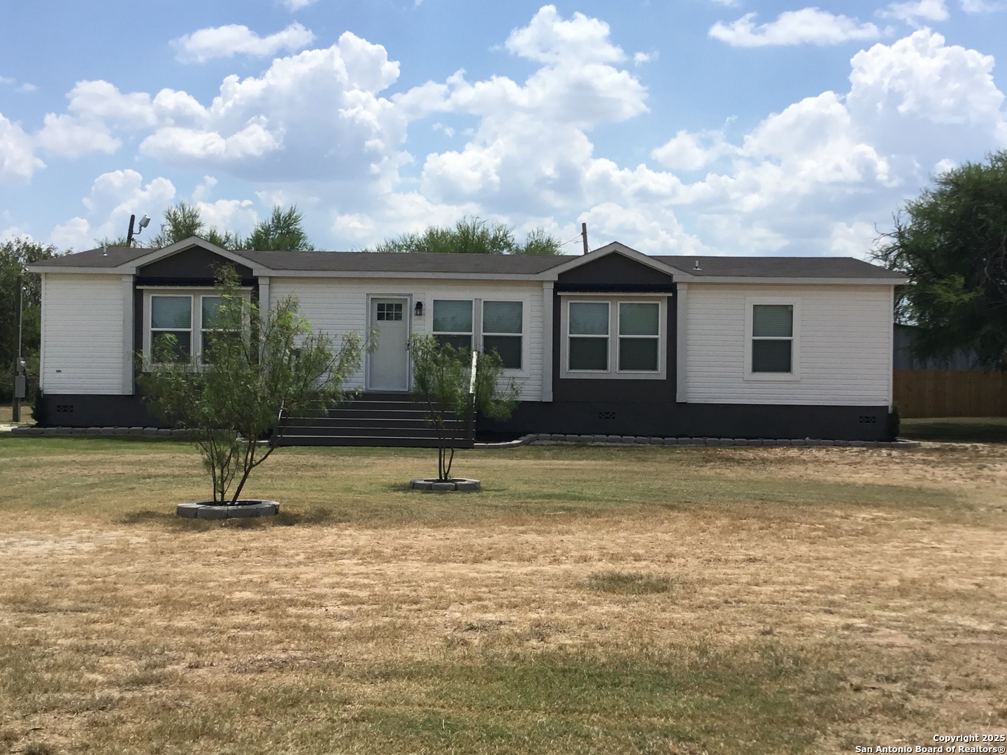 680 Southeast Front Avenue Sabinal, TX 78881 - Photo 3 of 37