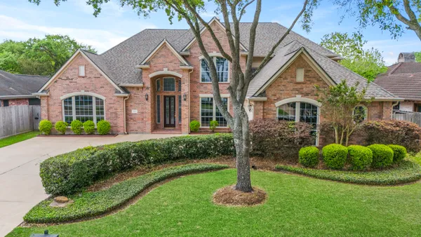 $635,000 | 3322 Country Club Boulevard, Stafford, TX 77477
