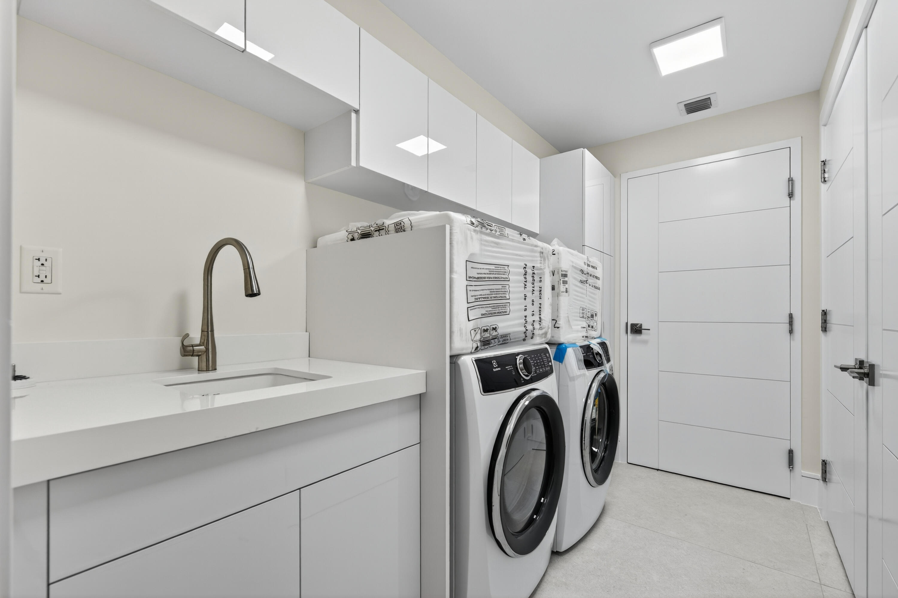 1 South Coastal Way, Unit 3030 Jupiter, FL 33477 - Photo 29 of 61 a utility room with dryer and washer