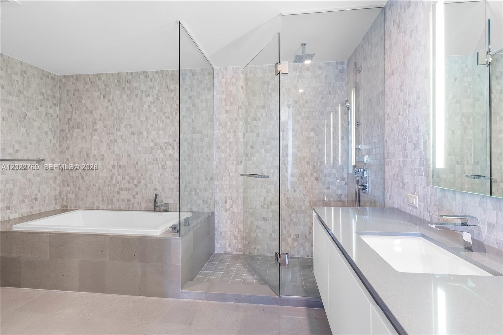 68 Southeast 6th Street, Unit 810 Miami, FL 33131 - Photo 17 of 33