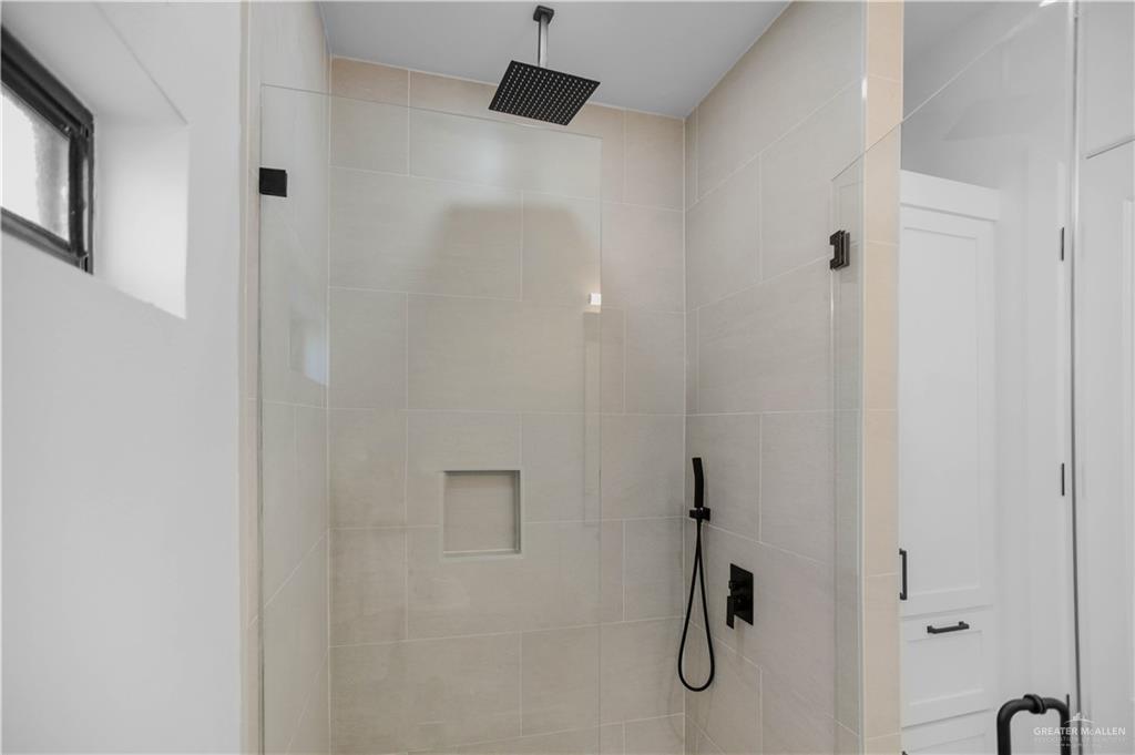 3730 East Davis Road Edinburg, TX 78542 - Photo 18 of 23 Full bath featuring tiled shower