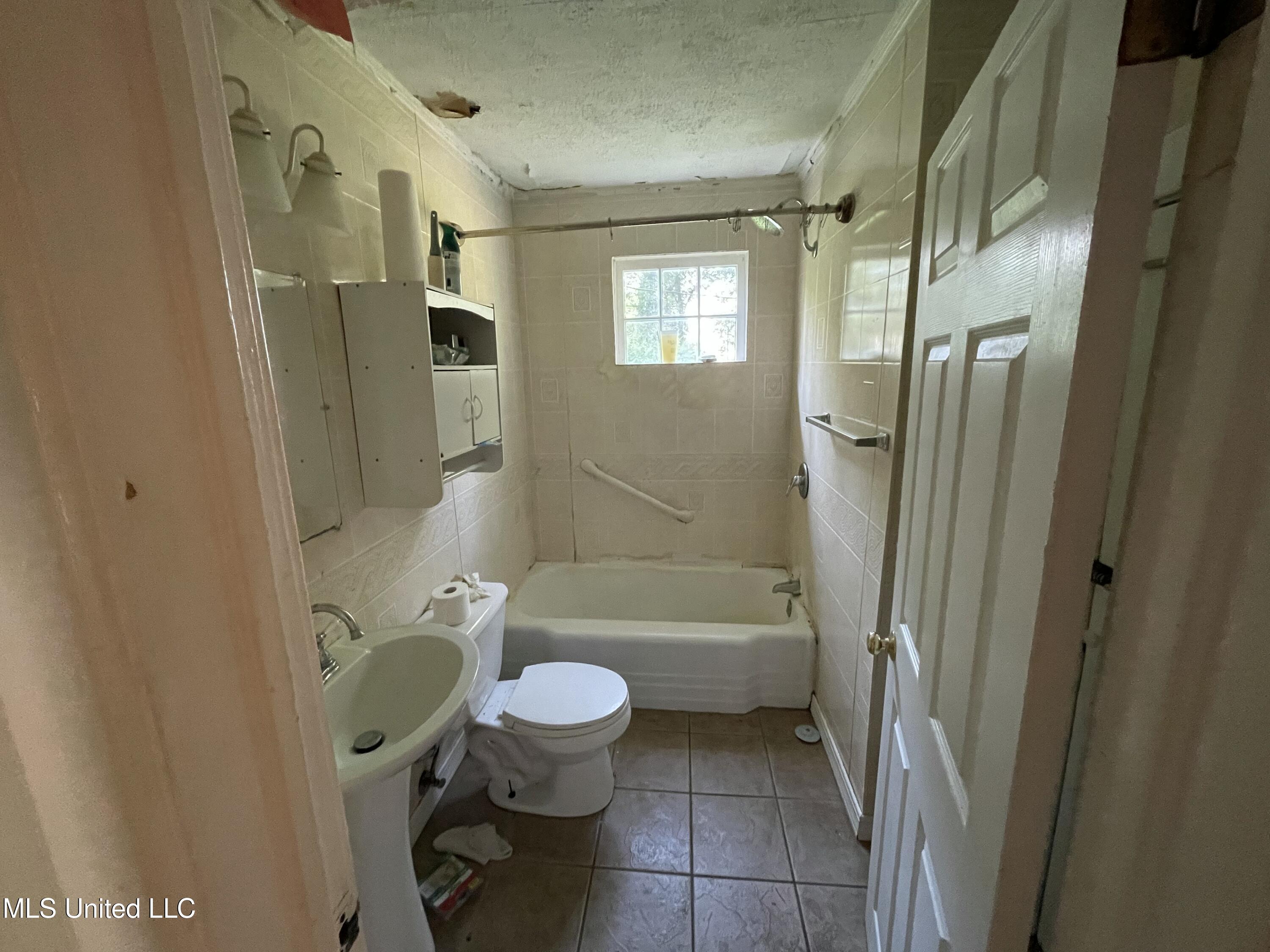 219 Constance Lane Columbus, MS 39702 - Photo 13 of 28 Bathroom