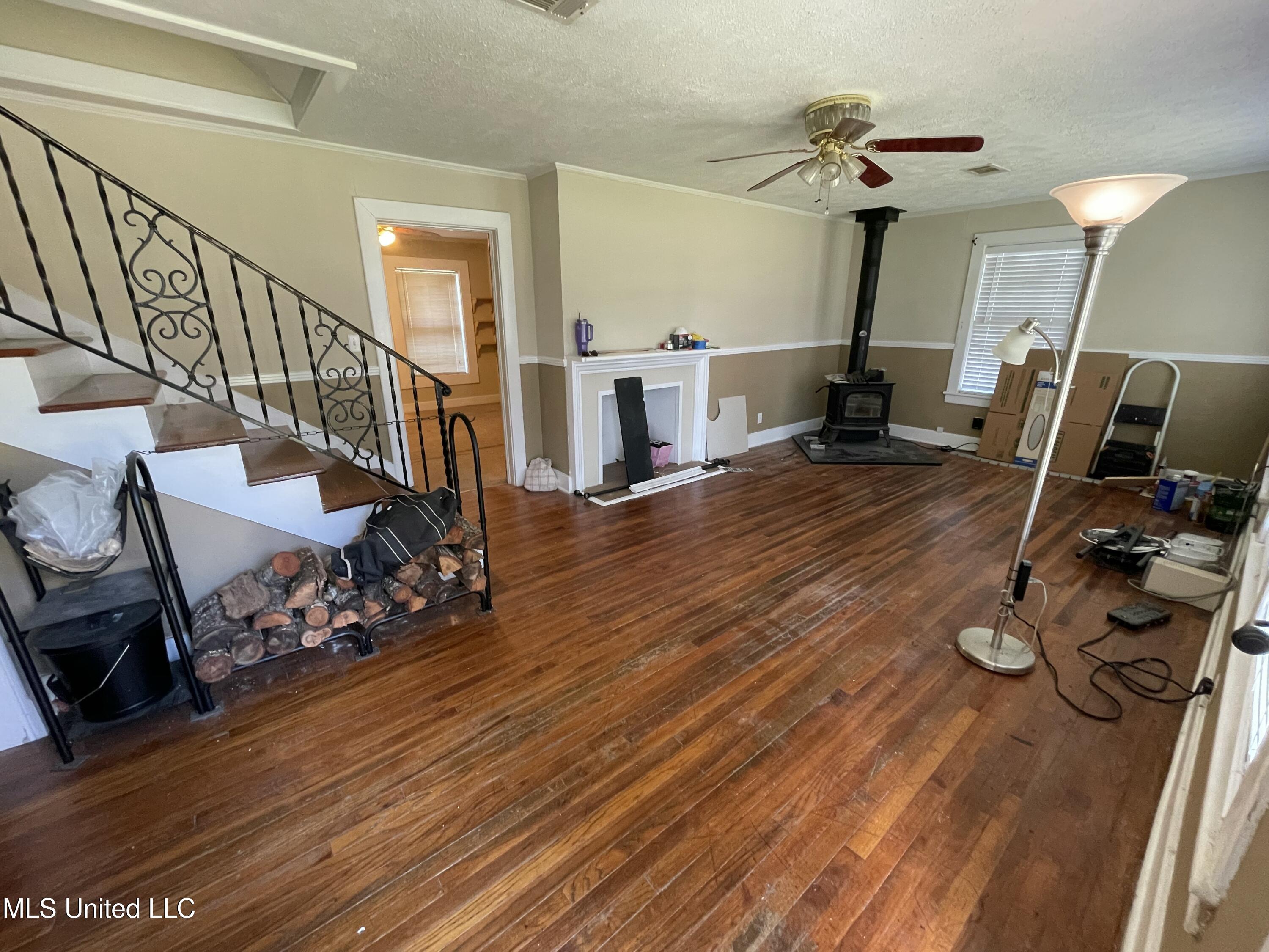 219 Constance Lane Columbus, MS 39702 - Photo 2 of 28 Livingroom