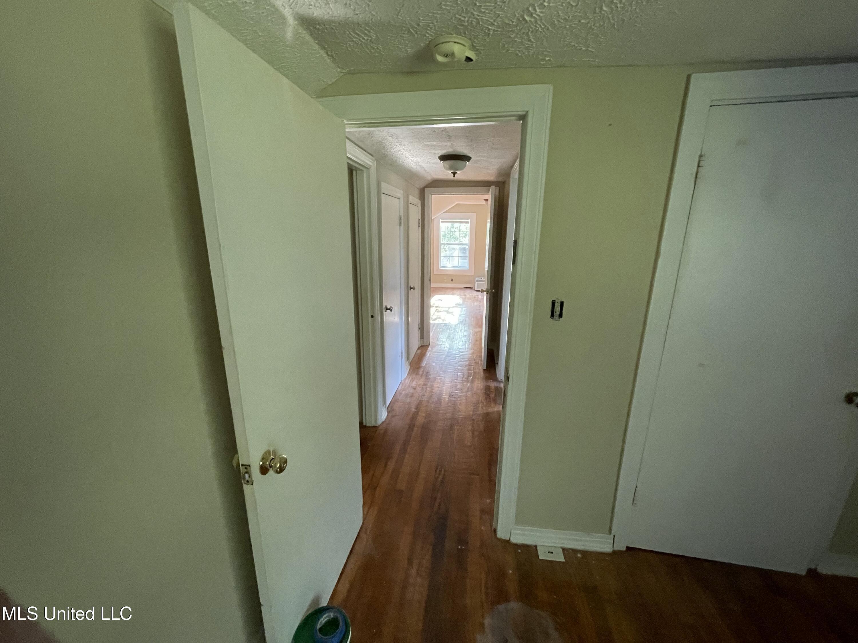 219 Constance Lane Columbus, MS 39702 - Photo 22 of 28 Hallway/Bedroom