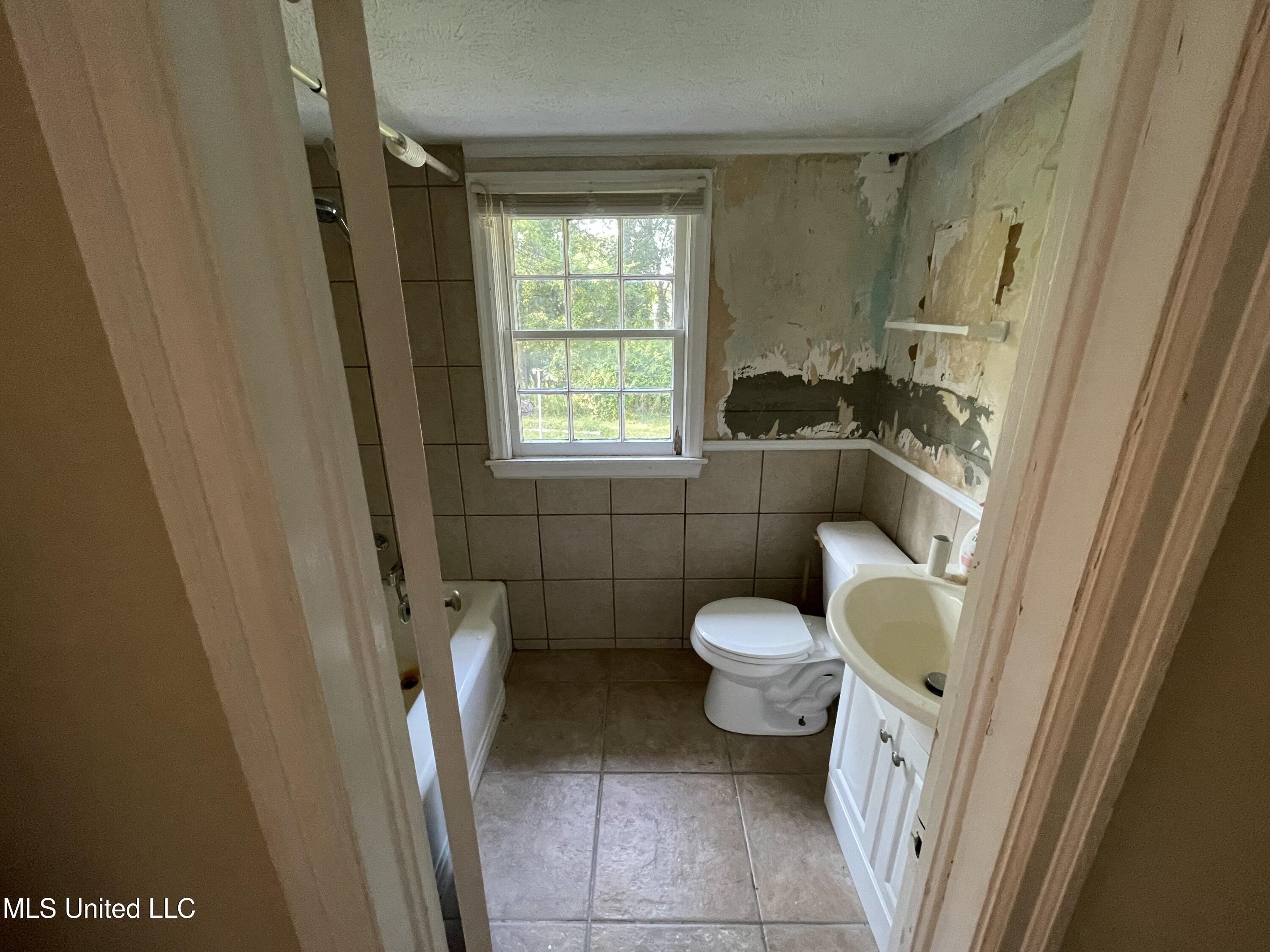 219 Constance Lane Columbus, MS 39702 - Photo 23 of 28 Bathroom