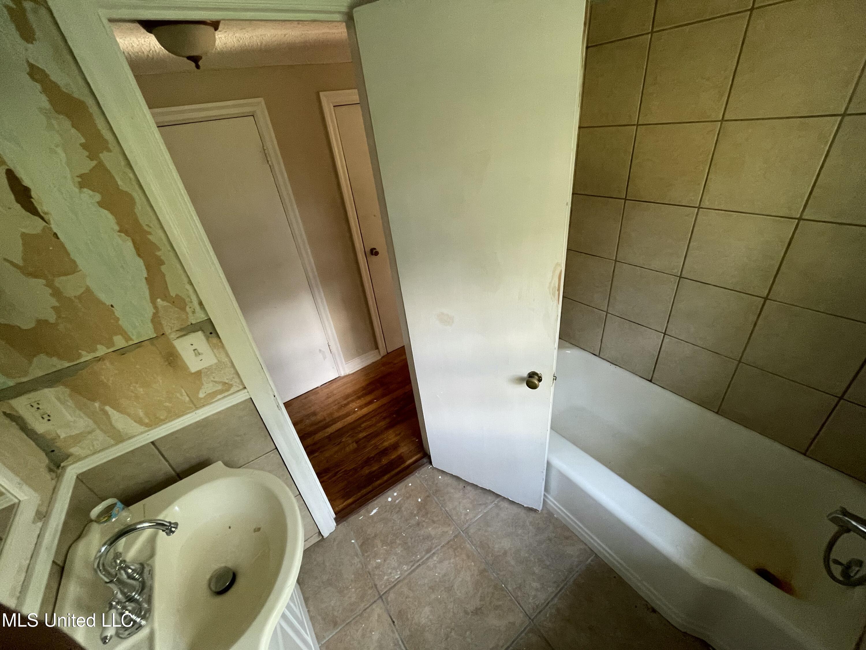 219 Constance Lane Columbus, MS 39702 - Photo 24 of 28 Bathroom