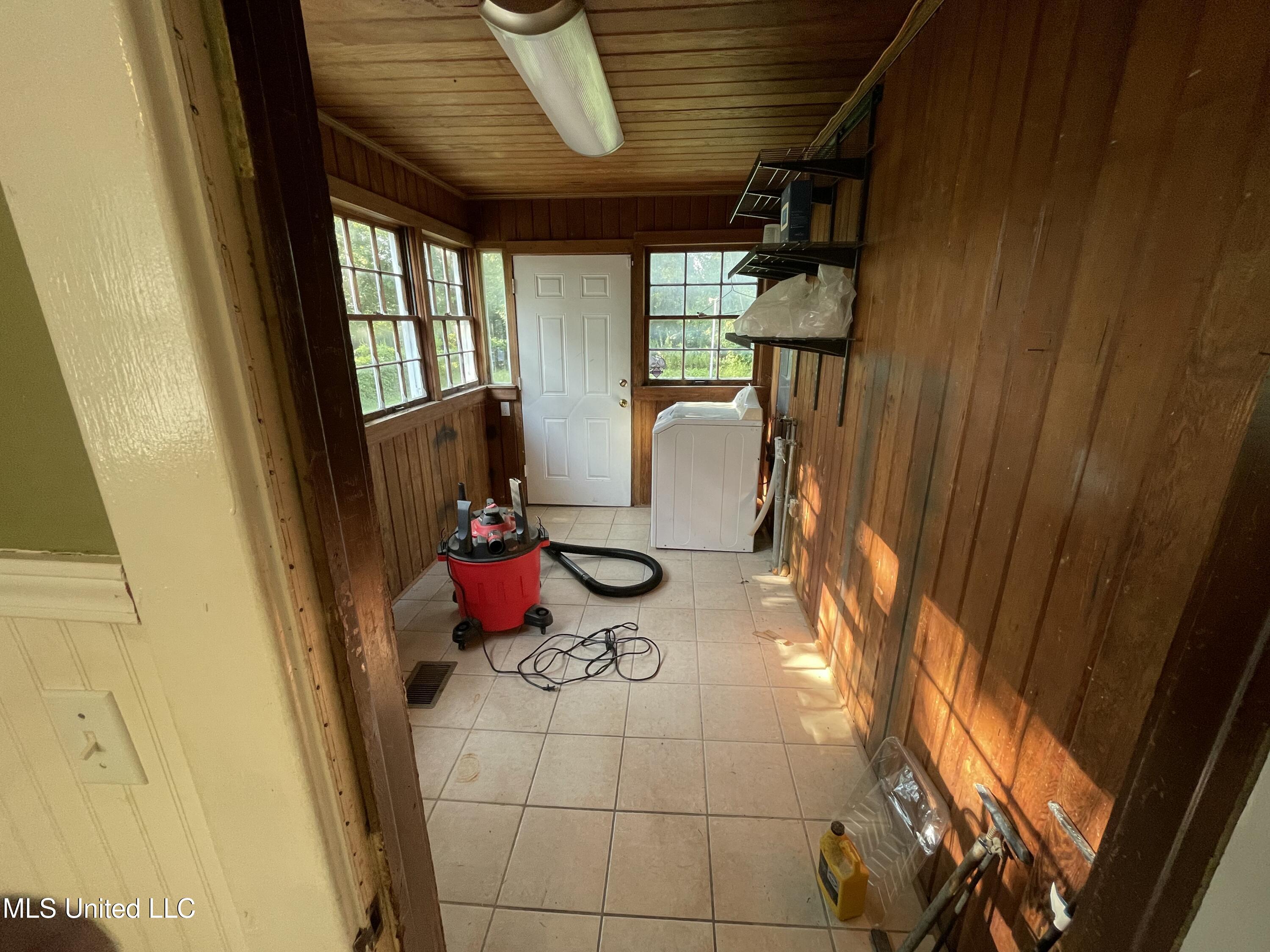 219 Constance Lane Columbus, MS 39702 - Photo 9 of 28 Laundry