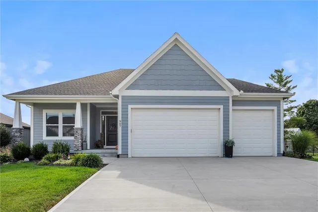 $465,000 | 907 North Willow Court, Tonganoxie, KS 66086