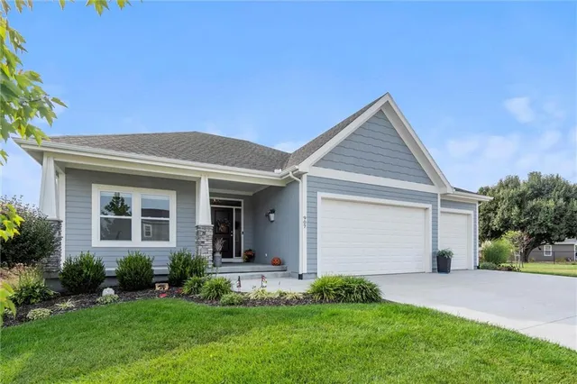 $465,000 | 907 North Willow Court, Tonganoxie, KS 66086
