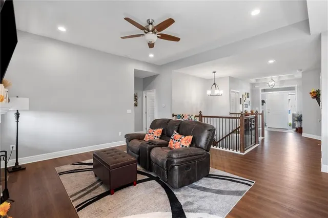 $465,000 | 907 North Willow Court, Tonganoxie, KS 66086