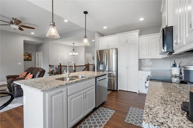 $465,000 | 907 North Willow Court, Tonganoxie, KS 66086