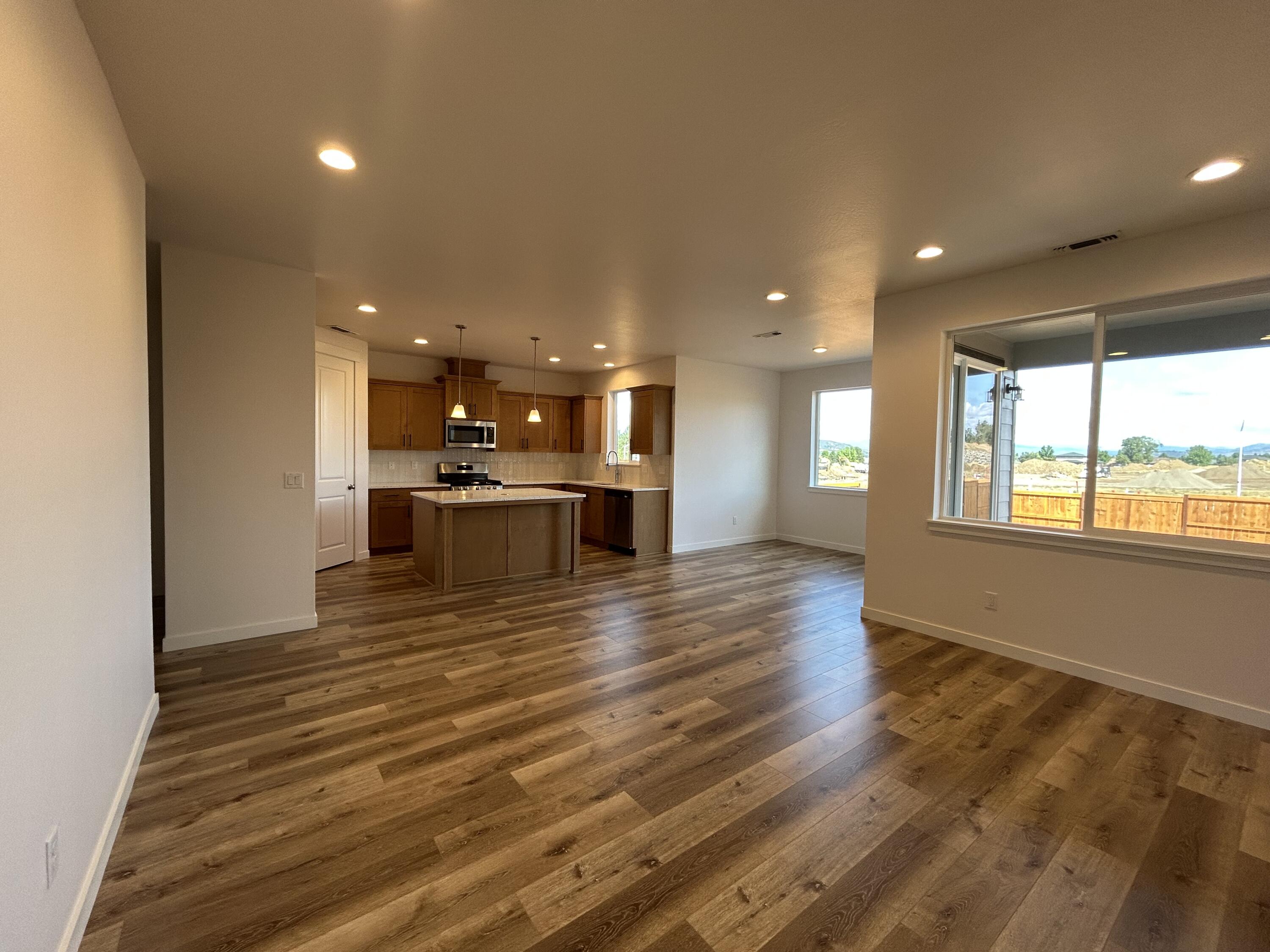 121 Valemont Drive, Unit 34 Eagle Point, OR 97524 - Photo 6 of 24