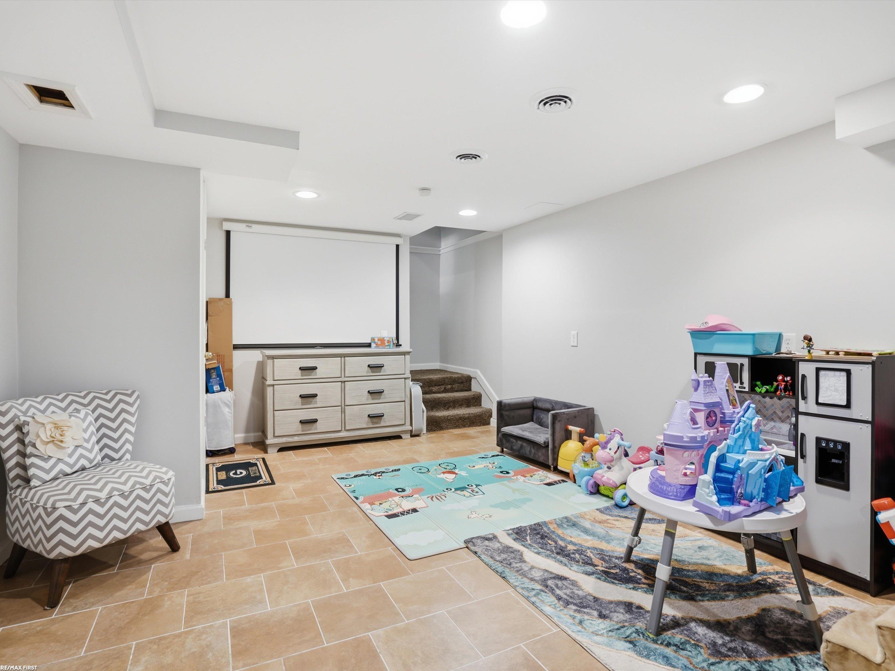 23011 Gill Road Farmington, MI 48335 - Photo 23 of 39 Gallery Image 23