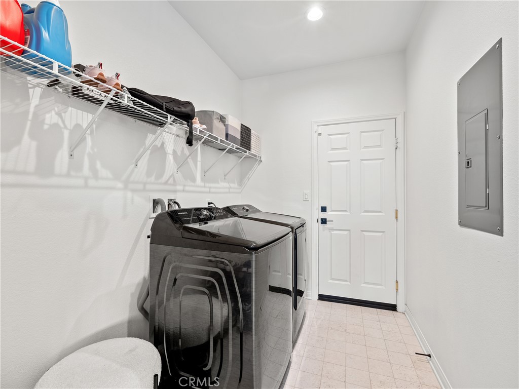 11520 Ferro Street Victorville, CA 92392 - Photo 32 of 40 a utility room with dryer and washer