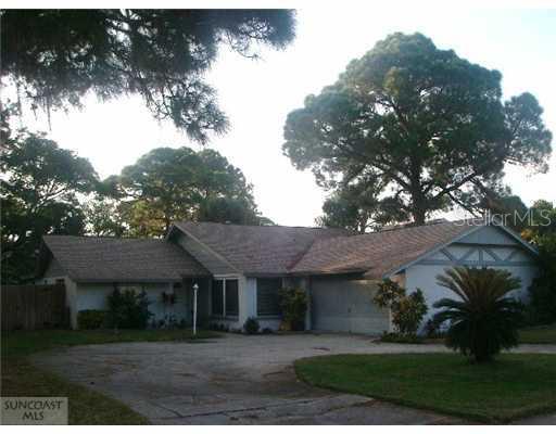 Exterior Front - 1/2 circle driveway for bonus parking