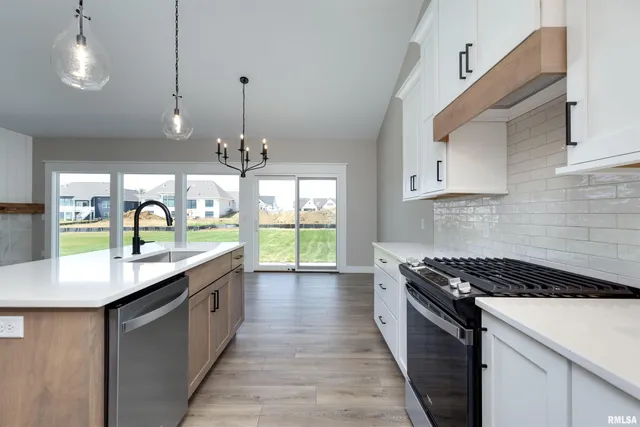 $610,307 | 11 Viola Drive, Le Claire, IA 52753