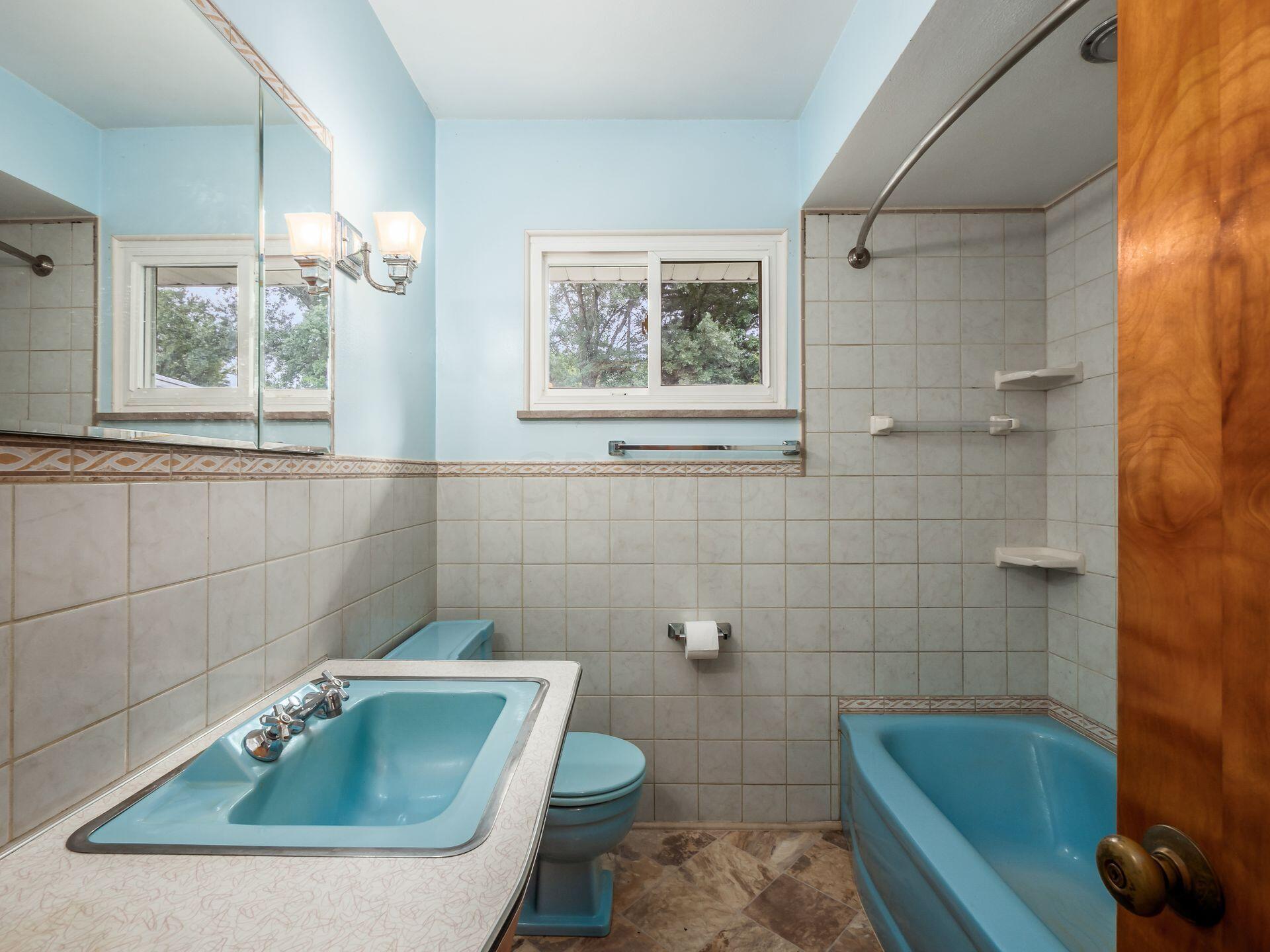 3022 Courtright Road Columbus, OH 43232 - Photo 20 of 41 Full Bathroom