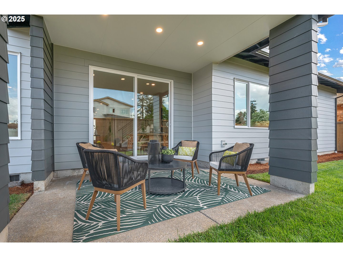 7083 Southwest Alder Lane Wilsonville, OR 97070 - Photo 33 of 35 a outdoor space with furniture
