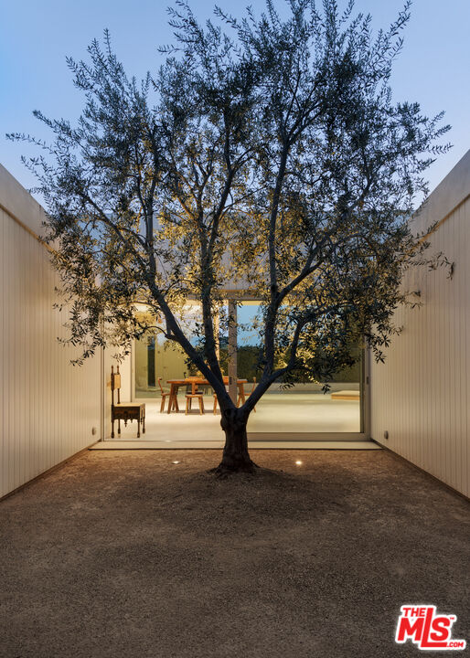 1549 Rising Glen Road Los Angeles, CA 90069 - Photo 20 of 24