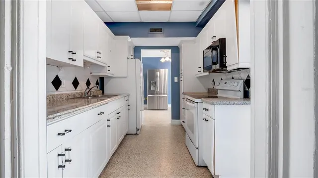 $2,350 | 2506 Rose Avenue, Bradenton, FL 34207