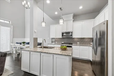 $535,000 | 1702 Oak Leaf Pass Drive, Houston, TX 77055