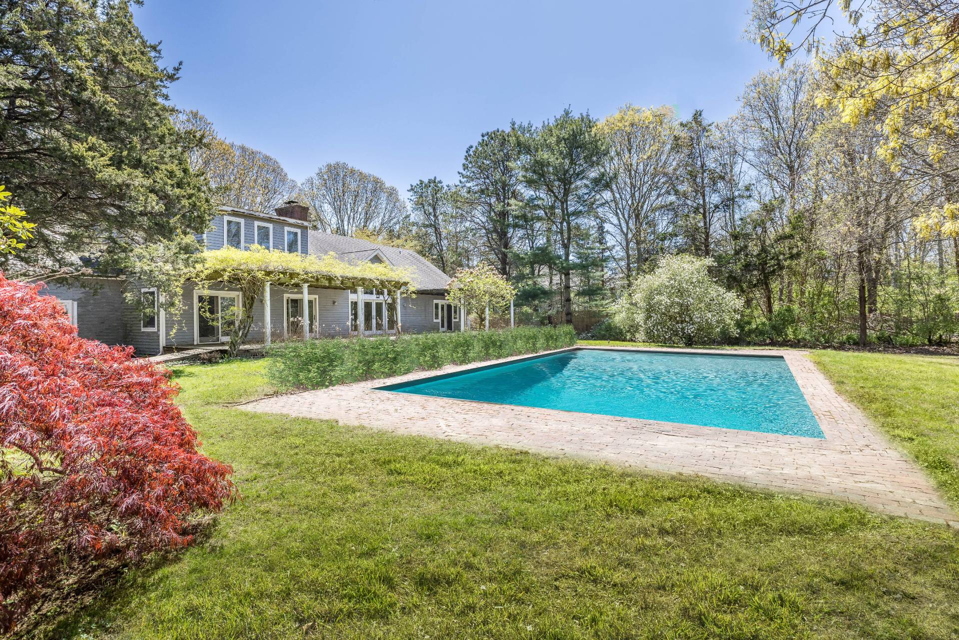 a view of an house with swimming pool and yard in the back
