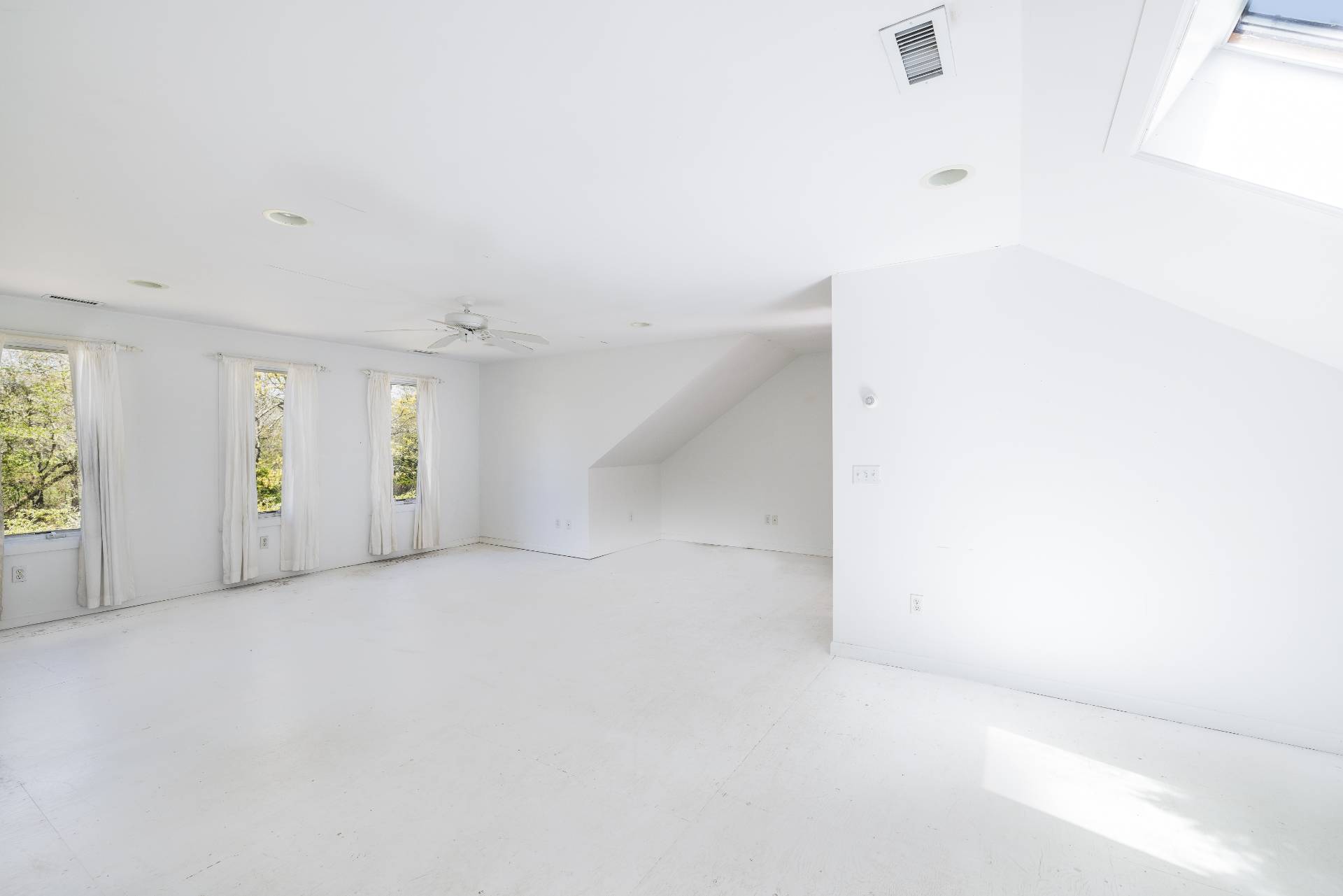 23 Fieldview Lane East Hampton, NY 11937 - Photo 15 of 16 an empty room with windows
