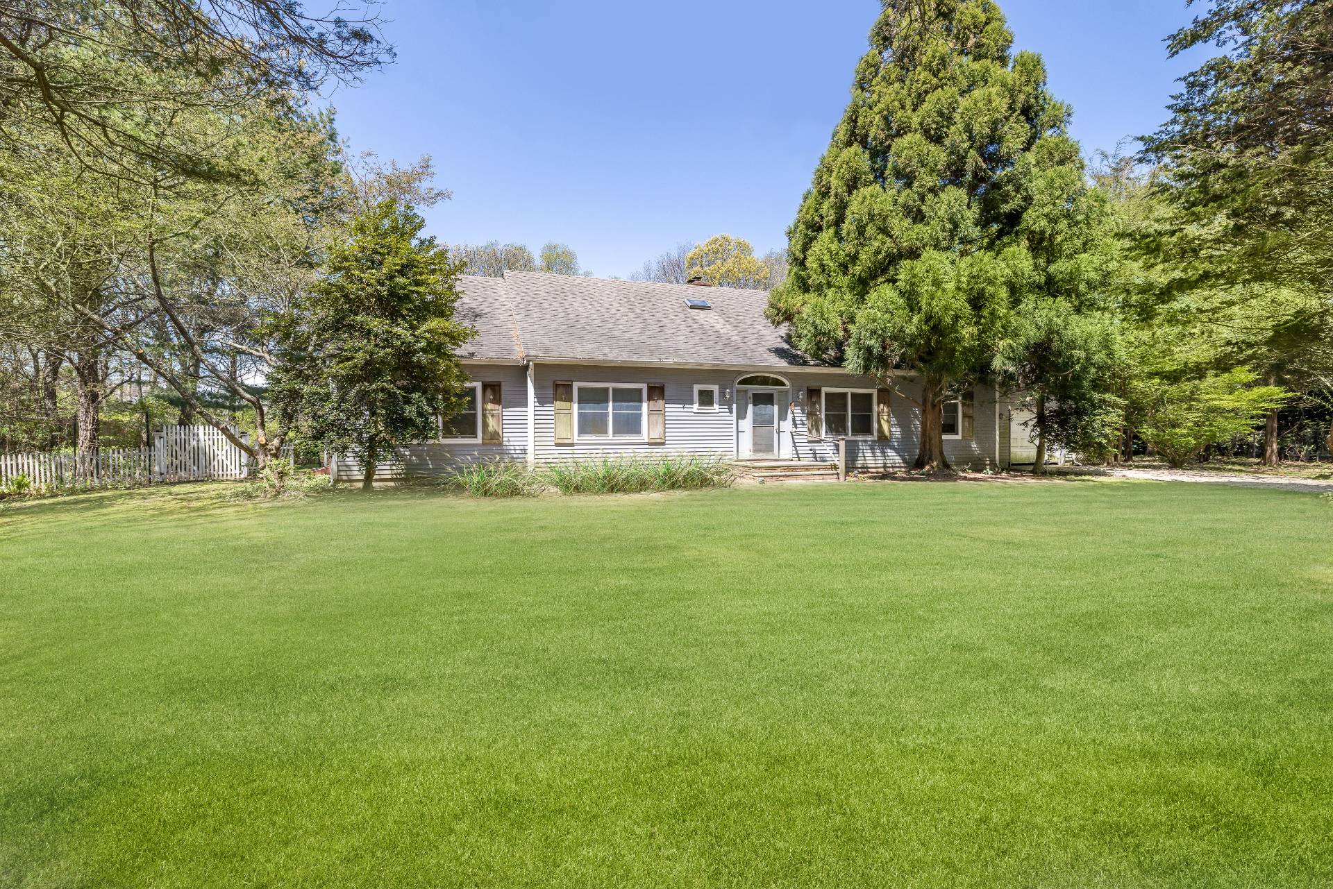 23 Fieldview Lane East Hampton, NY 11937 - Photo 2 of 16 a front view of a house with a yard