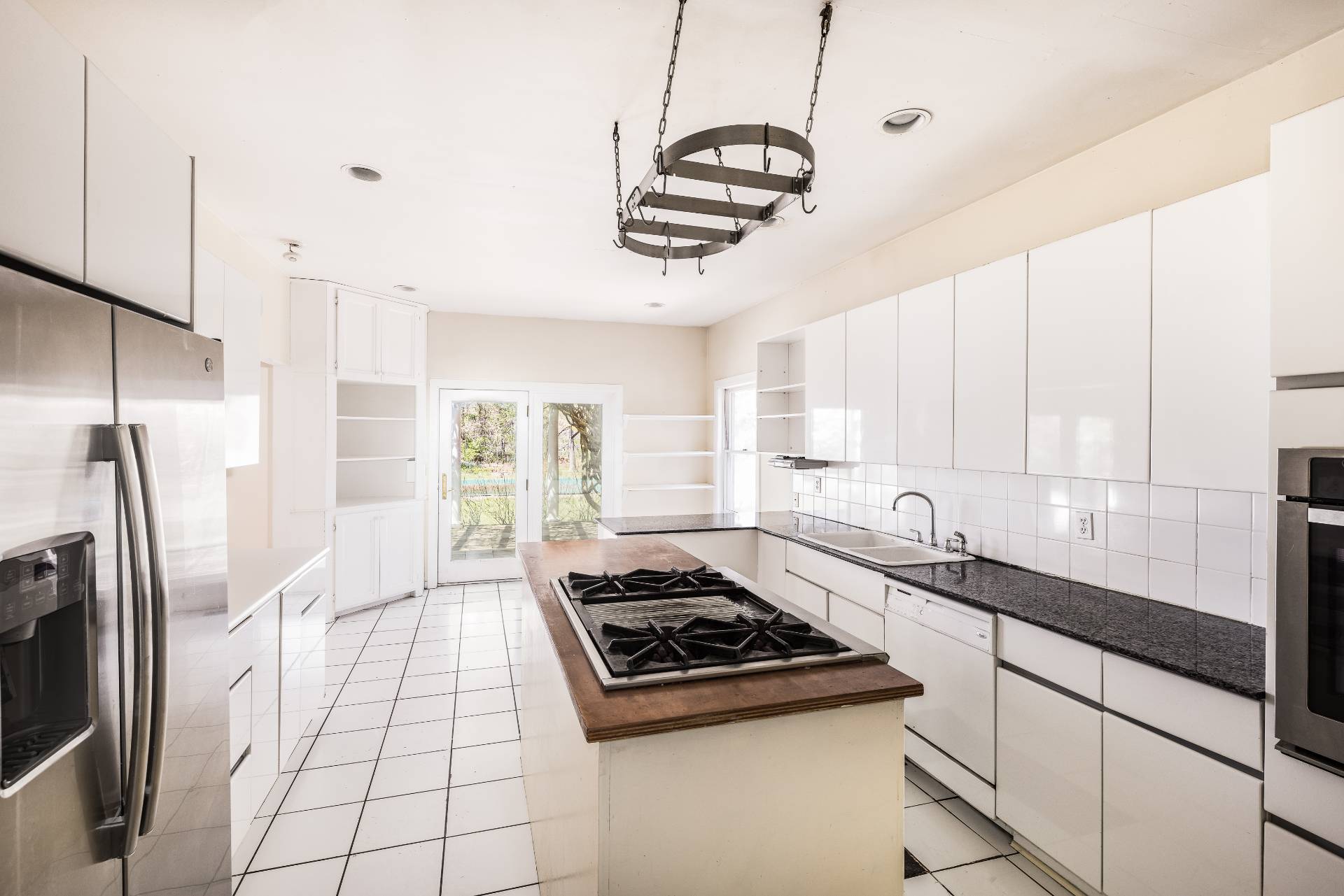 23 Fieldview Lane East Hampton, NY 11937 - Photo 7 of 16 a kitchen with stainless steel appliances a stove a sink and a refrigerator